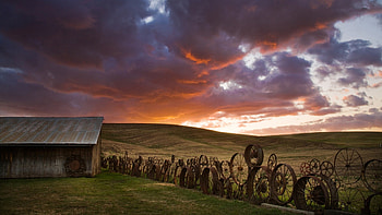 fence of rims on plains farm, barn, rem, plains, fence, clouds, sunset HD wallpaper