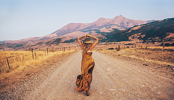 Ranch Road, cowgirls, road, blondes, hats HD wallpaper