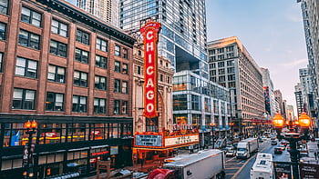 Bustling downtown Chicago street featuring iconic Chicago Theatre on a lively evening. HD wallpaper