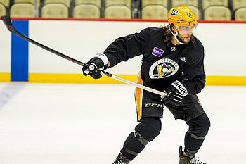 Kris Letang, Dancing on ice, Hockey performer, Sports entertainment HD wallpaper
