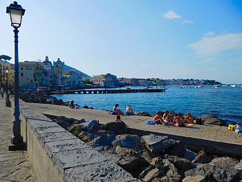 Sitting by the Sea Italy, sea, relaxing, holidays, italy, people, sun, beach HD wallpaper
