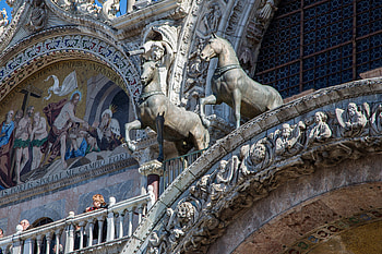 Horses of Saint Mark Square HD wallpaper