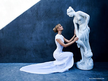 TWO LADY'S, blue, hold, model, take care, talk, beauty, help, statua, venus, encaurage, cement, understand HD wallpaper
