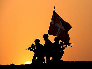 Danish Soldiers, soldier, beatiful, danish, weapons, sunset HD wallpaper
