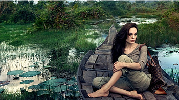 Angelina Jolie On Boat, angelina-jolie, celebrities, hoot HD wallpaper