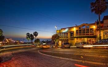 an evening on a pier in manhatten beach r, sea, shore, town, cars, street, pier, r, evening HD wallpaper