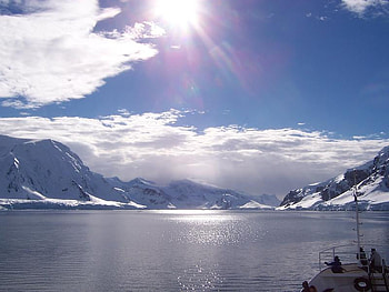 Sun Beaming Antartica, water, sun, ice, mountain HD wallpaper
