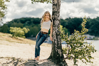 Loba Leaning on a Tree, model, blonde, tree, jeans HD wallpaper
