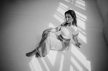 Girl Sitting On Floor Monochrome, girls, model, monochrome, black-and-white HD wallpaper