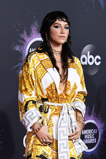 Kesha at American Music Awards: Red carpet glamour, Celebmafia, Music celebration HD phone wallpaper
