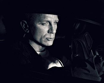 Daniel Craig, white, black, man, car, actor, bw, male HD wallpaper