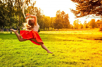 * Feels so good *, sunshine, mood, feeling, girl, field, trees, nature, happy, happiness, cheerful, good, sun HD wallpaper