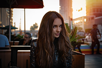 Cute Girl Smiling Over Coffee Date, girls, model, smiling, cute HD wallpaper