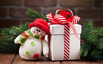 snowman with gift, New Year, Christmas, snowman, Christmas gifts, gift box with red bow, Merry Christmas HD wallpaper