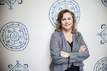 Kathleen Turner, Theatre interview, London performance, Stage presence HD wallpaper