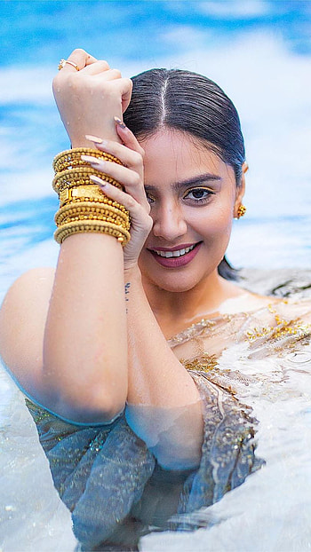 Sreemukhi, telugu actress, model, swimming pool HD phone wallpaper
