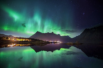 Northern lights, Water, Village, Night, Lugjt, Lights HD wallpaper
