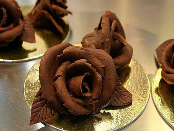 Chocolate, special sweets, rich, gold colored small plates, rose-shaped, good, very HD wallpaper