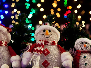Happy Holidays, snowmen , sit backgrounds, radiance, light, trees , garland HD wallpaper