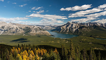 Lake Minnewanka, Banff NP, Alberta, sky, mountains, landscape, clouds, trees, canada HD wallpaper
