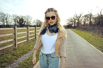 Ranch Road . ., style, cowgirl, fun, fashion, outdoors, ranch, blondes, fence, road, women, models, western, female HD wallpaper
