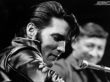 Elvis Presley in Leather, playing, eyes, face, elvis, guitar, presley, leather, hair HD wallpaper