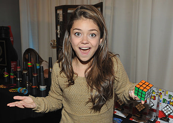 Sarah Hyland Rubik's Cube HD wallpaper