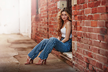 Blonde Girl Sitting Looking At Viewer, blonde, girls, model HD wallpaper