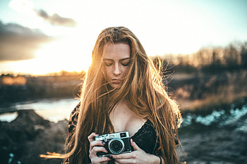 Girl Holding Camera, girls, camera, graphy, hairs HD wallpaper