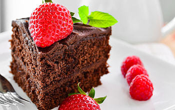 Decadent Chocolate Berry Cake Delight – Dessert, raspberry, strawberry, berry, chocolate, dessert, food, cake HD wallpaper