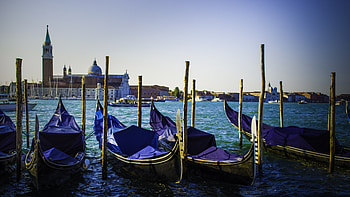 Gondola ultra , Beautiful scenery, Italy, Relaxing transport HD wallpaper
