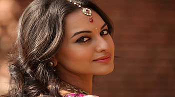 Sonakshi, bollywood, actress, smile, beauty HD wallpaper