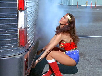 Wonder Woman Stopping a Bus, WW, bus, Wonder Woman, Lynda Carter HD wallpaper