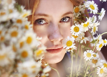 Hidden Beauty, girl, model, flowers, daisies HD wallpaper