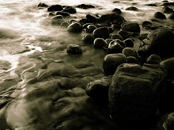 Simpel Rocky Beach , sea water, black n white, strand, rocky beach HD wallpaper
