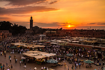 Jamaa el Fna, Bustling market square, Marokko's charm, Vibrant Moroccan culture HD wallpaper
