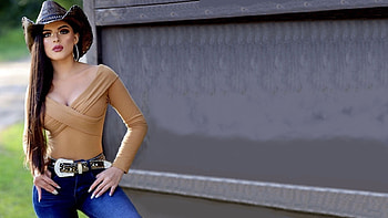 Barn Door, cowgirls, barn, brunettes, hats, door HD wallpaper