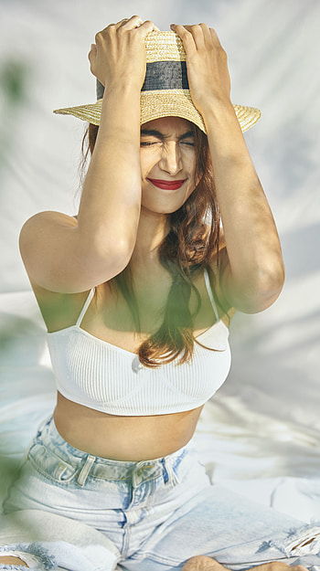Pooja hedge, multilingual actress, funny face HD phone wallpaper