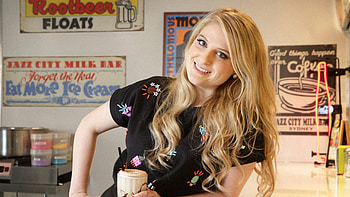 Meghan Trainor, Smiling , Cheerful vibe, Positive energy HD wallpaper