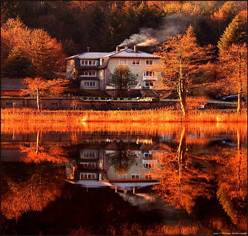 Autumn lodge, windows, foilage, car, peaceful, balcony, roof, stairs, reflection, door, lodge, trees, autumn, bricks, house, steps, beautiful, lake, leaves, golrn, chimney, smoke HD wallpaper