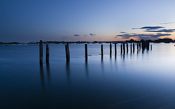 Bosham Evening, night, harbour, boats, sky, pylons, clear, calm, ocean HD wallpaper