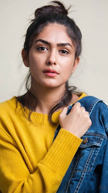 Mrunal Thakur, Bollywood Mrunal HD phone wallpaper