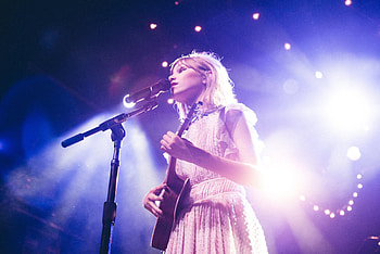 Grace VanderWaal, Just the Beginning, Debut album, Interview insights HD wallpaper