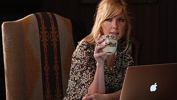 Kelly Reilly, Apple MacBook laptop, Beth in Yellowstone HD wallpaper