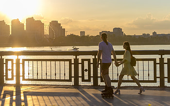 Promenade in Kazan, Russia, promenade, Russia, river, Kazan, couple, cityscape HD wallpaper