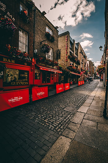 A que cobblestone street with vibrant pubs in Temple Bar, Dublin. HD phone wallpaper