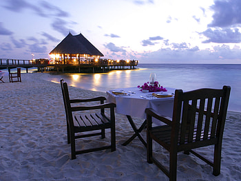 Dinner time in the beach, restaurant, dinner, sky, beach HD wallpaper