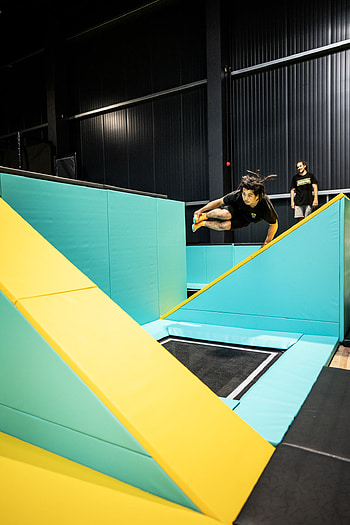 Jump World One Trampoline Park, Parkour HD phone wallpaper
