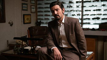 Diego Luna, Narcos Mexico, Kingpin role, Convincing performance HD wallpaper