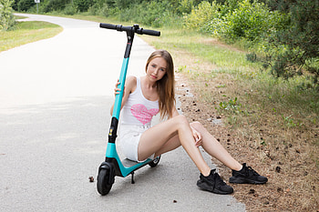 Rosalind and her Scooter, scooter, model, blonde, shorts, smile HD wallpaper